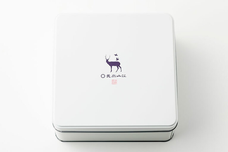 美鹿山荘「カレーのおせんべい缶入り」3,240円(450g ・約90個)／三重県