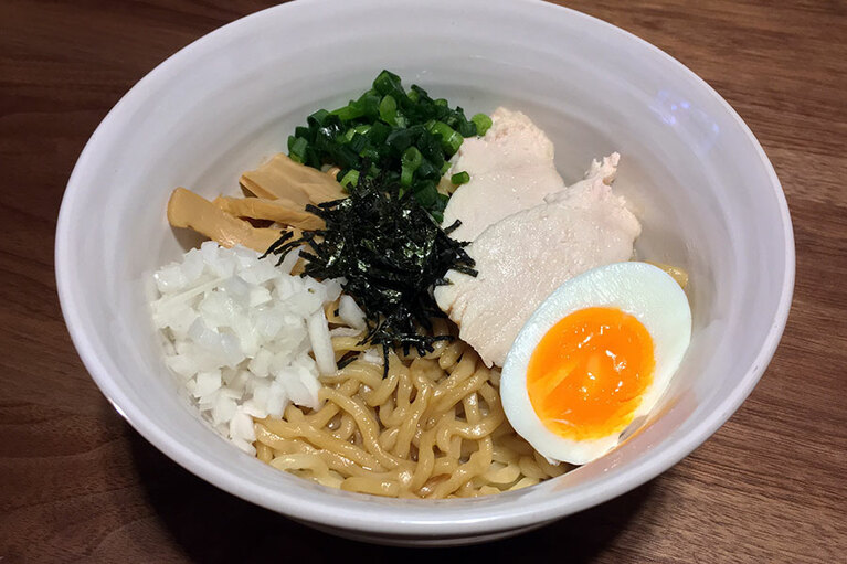 見た目よりずっとヘルシーで美味しい油そば。刻み玉ねぎ、鶏ハム、半熟卵をトッピングしてみました。