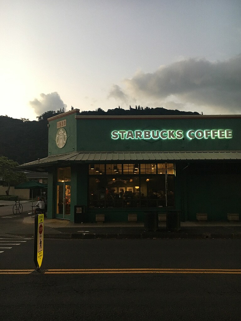 ライトアップされたスタバもまた、いい雰囲気なんだなあ〜。