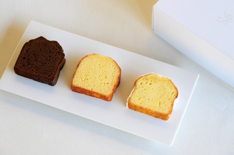 左から、季節の柑橘を使った「柑橘とショコラ」440円、酒粕の香りが豊かに花開く「黒龍大吟醸の酒粕と塩のケーキ」410円、柚子のさわやかさが弾ける「福井県産青柚子のパウンドケーキ」410円。手みやげ向き。