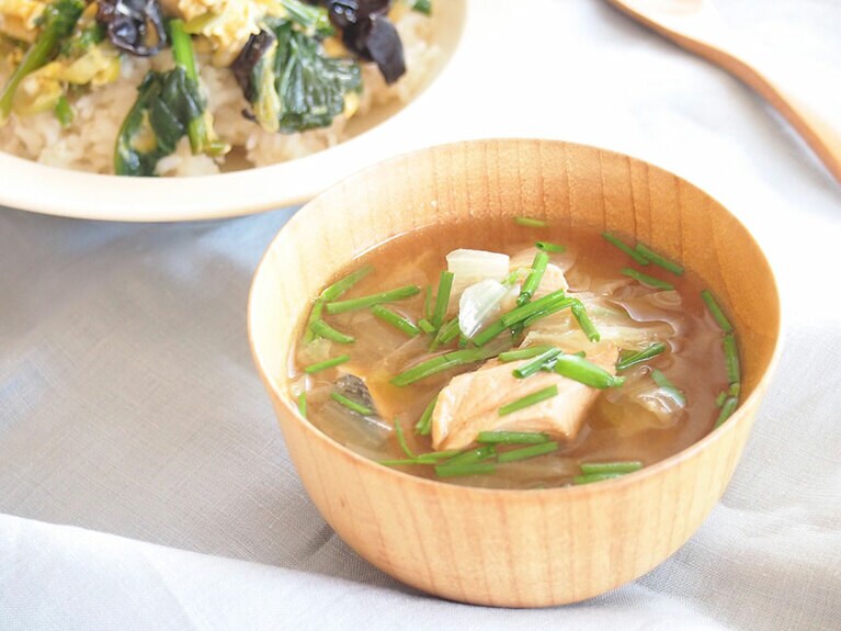 鮭の漬け込みに使用した味噌だれで味を整える。味が足りない場合は、お好みで味噌を追加してもOK。