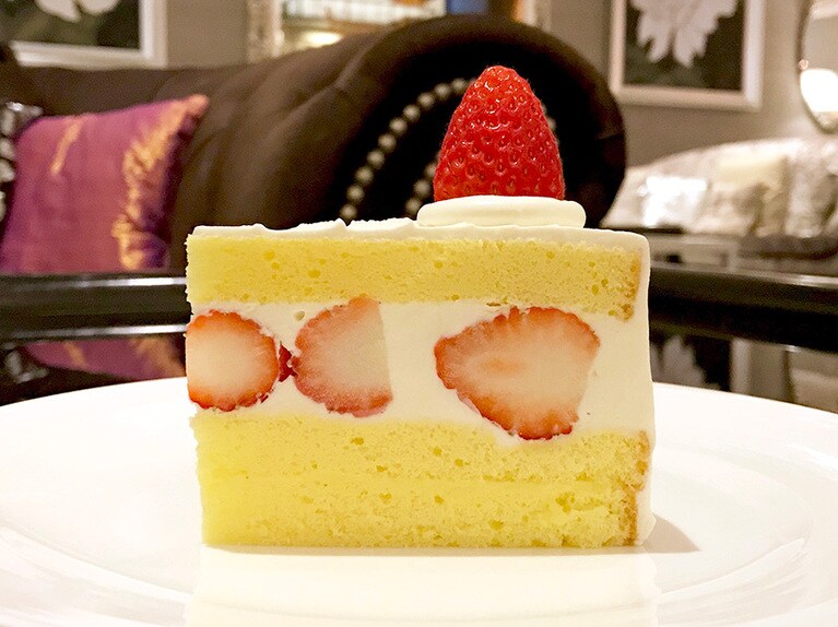 美しく並んだ苺とスポンジのコントラストが鮮やか！