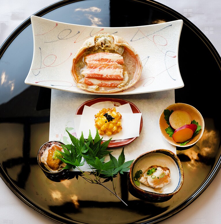 佐渡自慢の食を存分に楽しめる夕食。この日の八寸には本ずわい蟹や焼き河豚のたたきなどが。