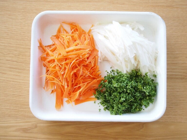 長芋と人参は皮をむき、ともに千切りピーラーなどで千切りにする。パセリはみじん切りにする。