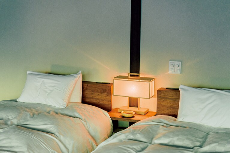 【渓谷に佇む隠れ宿 峡泉】リニューアル後はベッドで眠れる和洋室を増やした。Photo: Yukihiro Shinohara