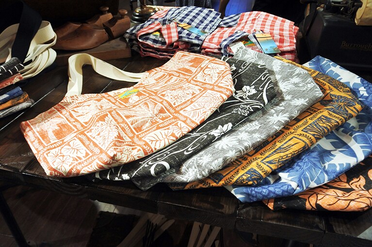 バッグやマスクなど、小物類もあります。