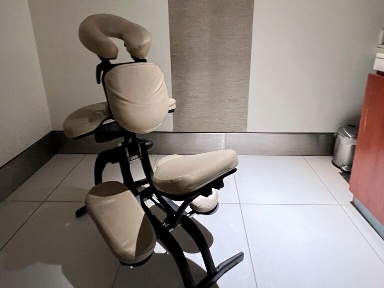 マッサージルームでは、15分間のマッサージが無料。マッサージ用のイスに座って肩と背中をほぐしてもらうだけで旅の疲れがほぐれる。