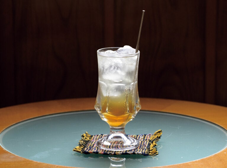 ハマゴウ、カヤ、クロモジ、ジュニパーベリーといった佐渡の植物でつくった自家製のコーラ「小木クラフトコーラ」500円。