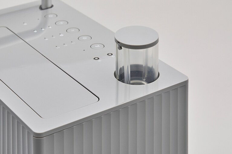 天面にはピーズガードタンクを搭載。別売りのニオイを元から分解する除菌消臭剤「ピーズガード」をタンクに入れ、除湿・衣類乾燥モード時に同時噴出することで、室内に浮遊するウイルスやカビ、衣類に付着した生乾き臭を99％除去。