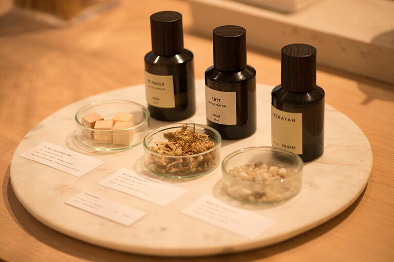 FRAMAのオー・ド・パルファム 各14,000円。ガラスのボトルに木のキャップ。たたずまいも自然で美しい。