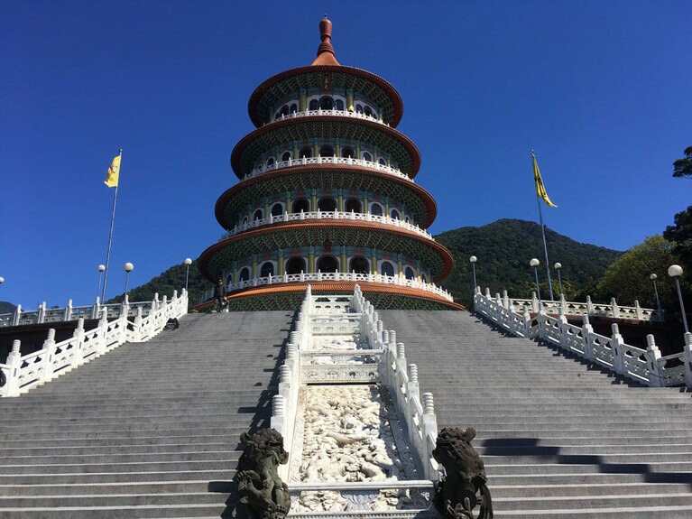 階段下から望む「無極天元宮」の全景。圧倒されるほどの存在感です。