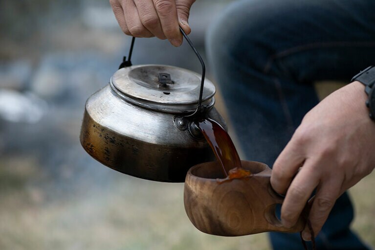 最初の1杯は勢いよくカップに注いで、注ぎ口に残った豆を洗い流す。