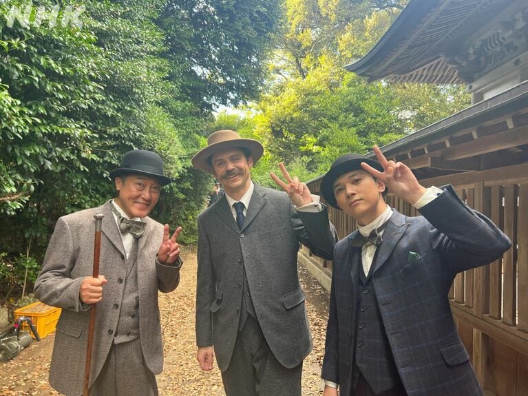撮影裏でも仲良しな吉沢亮＆トミー・バストウ①（『ばけばけ』公式Instagramより）