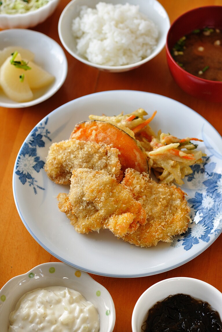 “ジョーズフライ”小鉢3品・味噌汁・ごはん付き 1,500円。
