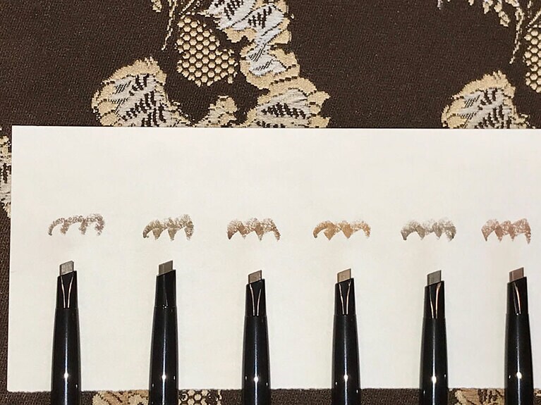 今どきの髪色に合わせられる6色展開はかなり嬉しい。左から、BR-1自然な濃茶色、BR-2自然な茶色、BR-3明るい茶色、BR-4黄味のある明るい茶色、BR-7グレーブラウン、BR-8ピンクブラウン。