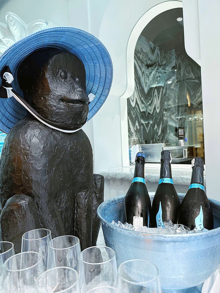 夕刻はスパークリングワインも登場。