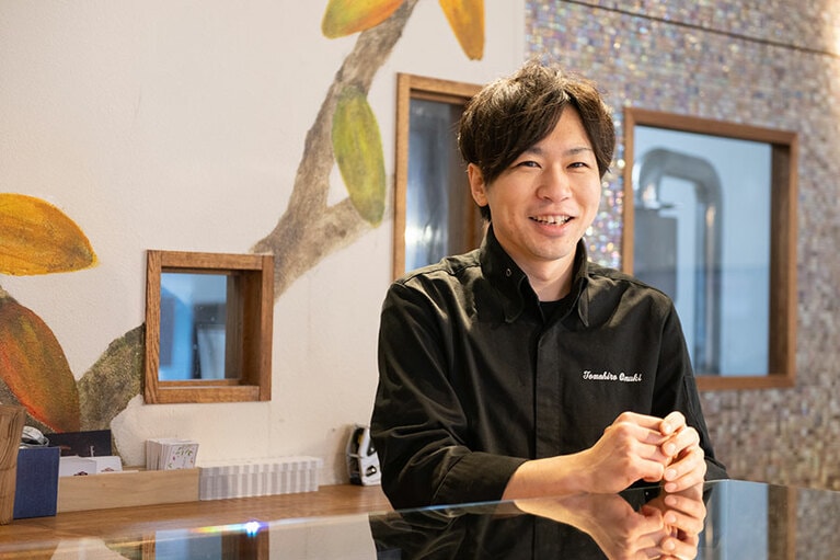 小抜知博シェフ。背景の壁にもカカオ！