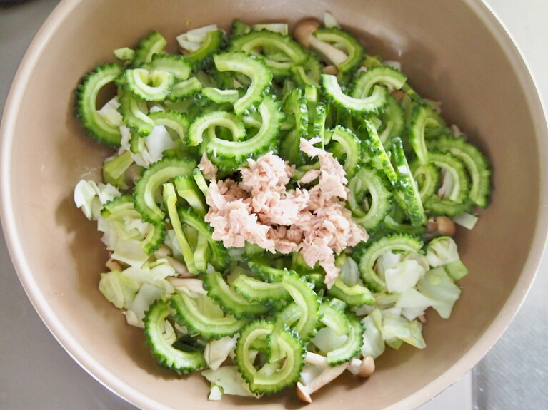 野菜がしんなりしてきたら、（1）のゴーヤ、ツナを入れて炒める。