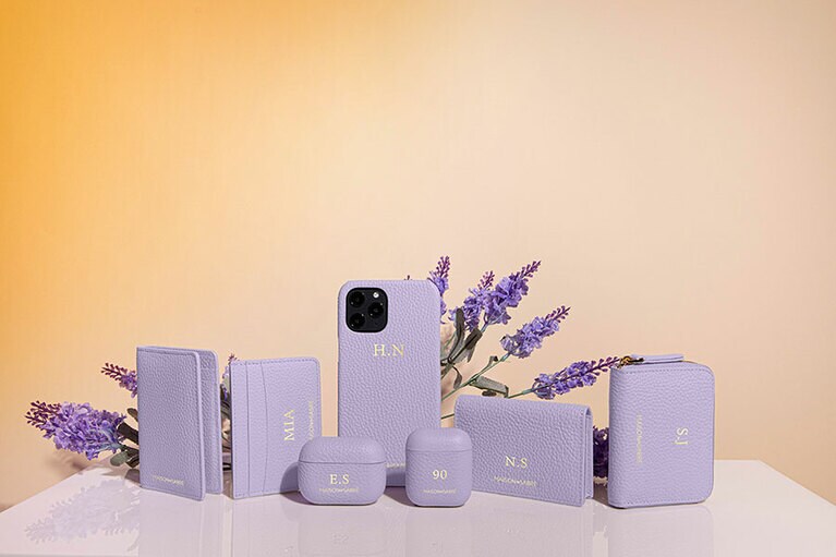 左から、スマートウォレット 18,590円(全9色)、カードケース 14,190円(全12色)、エアポッツプロケース 10,890円(全13色)、iPhone 12 Pro Max ケース13,090円(全15色)、エアポッツケース 9,790円(全13色)、名刺入れ 15,290円(全8色)、ジップウォレット 18,590円(全7色)。