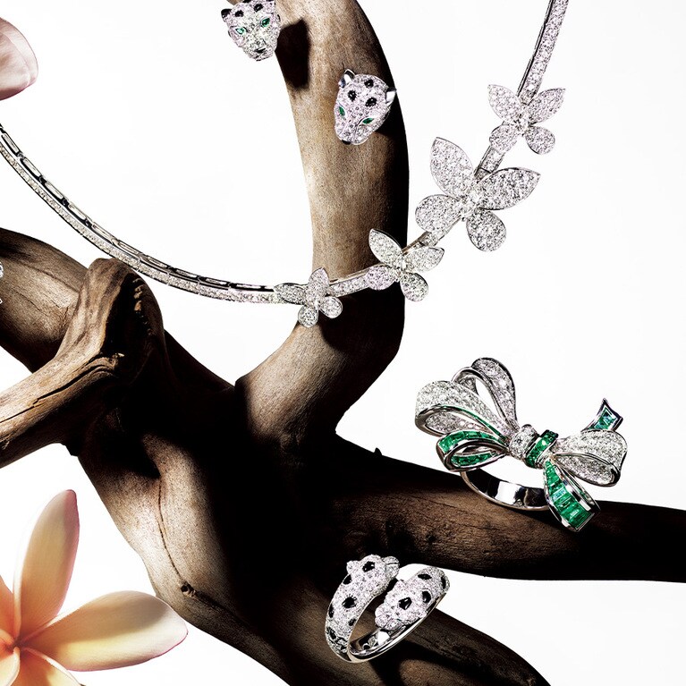 上から：「パンテール ドゥ カルティエ」イヤリング（WG×DIA×メラルド×オニキス）3,854,400円／カルティエ（カルティエカスタマー サービスセンター）、「パヴェ バタフライ」ネックレス（WG×DIA）9,529,000円、「ティルダズ ボウ」リング（WG×DIA×エメラルド）10,625,000円／ともにグラフ（グラフダイヤモンズジャパン）、「パンテール ドゥ カルティエ」リング（WG×DIA×エメラルド×オニキス）4,620,000円／カルティエ（カルティエカスタマー サービスセンター）