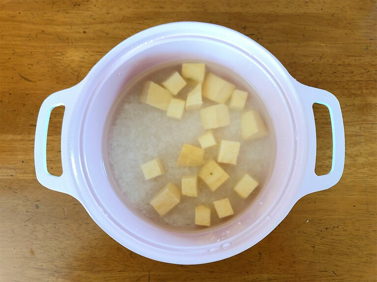 さつまいもの皮をむき、一口大の乱切りにし、水(分量外)にさらした状態。