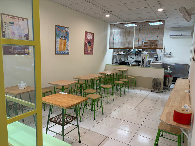 注文カウンターの横にはイートインスペースがあります。ポップな色使いの店内も印象的。