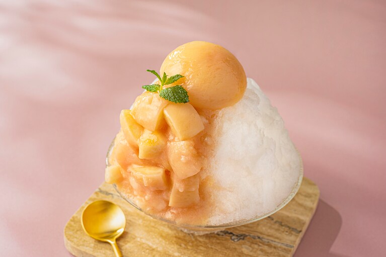 「プレミアムかき氷 ピーチ」2,800円。提供期間：2025年6月1日～8月31日　提供時間：月～金 10:00～21:00（最終入店 20:30）　土 9:00～21:00（最終入店 20:30）　日・祝 9:00～20:00（最終入店 19:30）