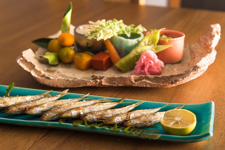 直「びわこの本もろこ焼き」680円と「日替わり突き出し」500円。