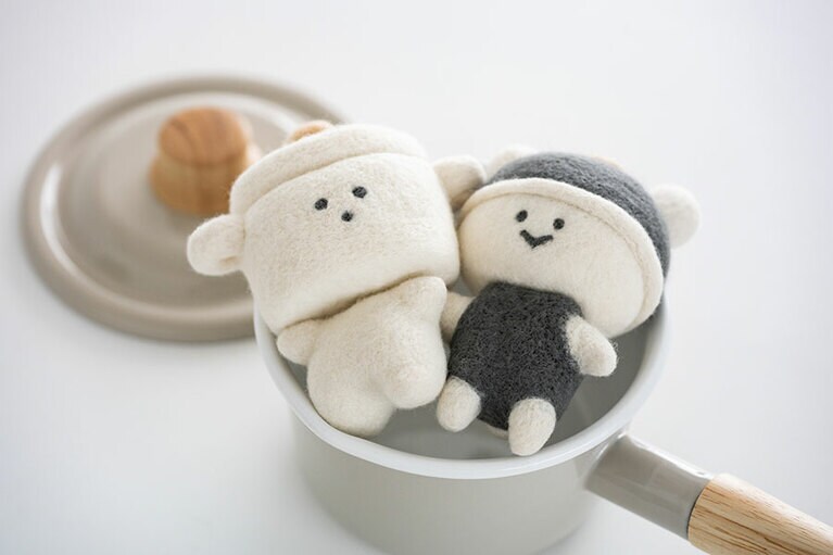 左がお鍋ちゃん、右がココットぐま。2代目さんが描いたイラストを、企業公式アカウント仲間であるOAランドの“コピー機博士”さんが立体化してくれたという、ホーロー器具の愛らしいキャラクター。Xへの登場率も高く、ファン増加中とか。