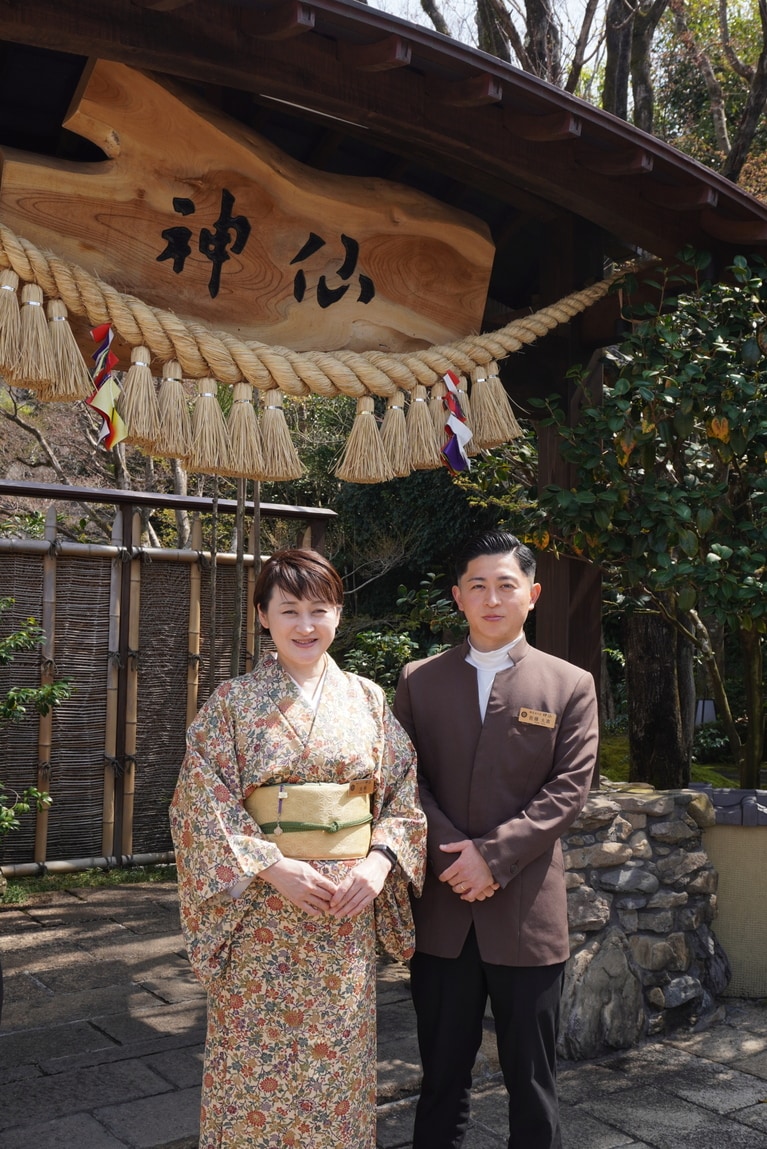 女将の佐藤久美さんとご子息。長男の大喜さん（右）は、4棟のみで近々オープン予定の大分県の「別府 神仙」へ赴任するという。写真：「旅館 神仙」提供