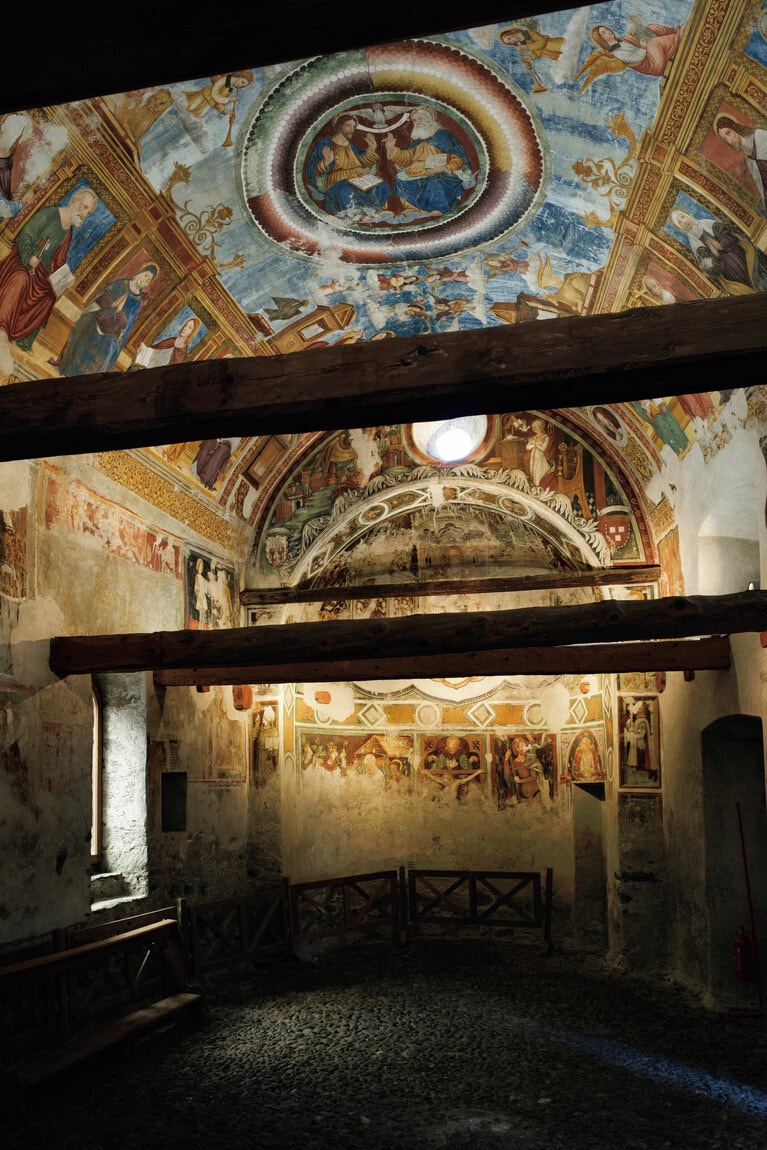 散策中に見つけた15世紀の教会。内部には、艶やかなフレスコ画が隠されていた。