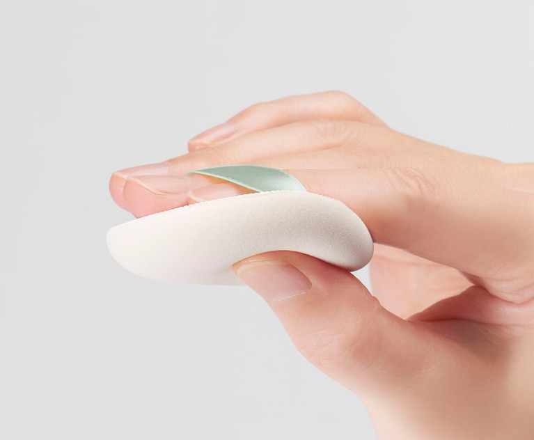 敏感な状態の乾燥肌を刺激しないような、もっちり吸い付くような質感と厚みのあるパフ。