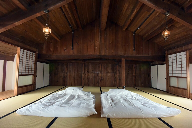 園部邸の202号室、「土間と薪のある暮らし」。ベッドルームが屋根裏にあります。