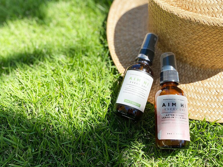 左から：ロイヤルハワイアンサンダルウッドハイドロソル（25ドル）、アフタービーチリーブインヘアミスト（20ドル）。