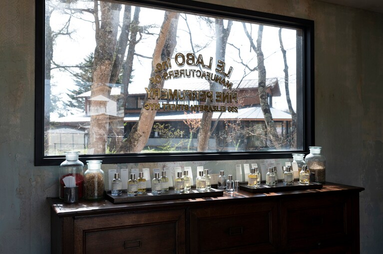 新緑に包まれながら香りと向き合う。移動する店舗ならではの「ル ラボ オン ウィールズ」を軽井沢で体験