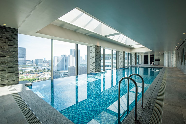 まるで海に浮かんでいるような心地になるインフィニティプール。利用料は2,200円。