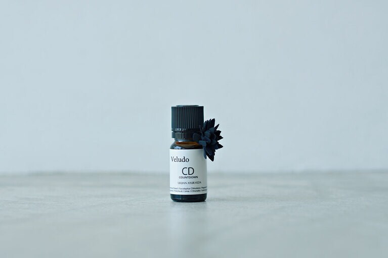 Veludo ビロード アーバン アーユルヴェーダ カウントダウン 10mL 3,800円／AMATA