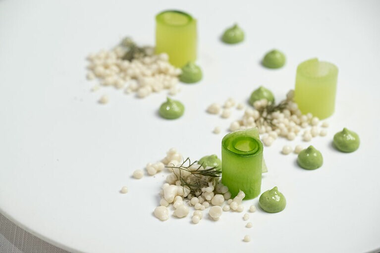 本店オープン時から供されている定番メニュー「後院」。キュウリにソースをのせていただきます。