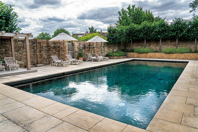 スパには屋外プールもあり。