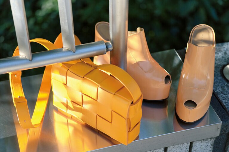 左：バッグ  H15×W23×D5.5cm 269,500円(伊勢丹新宿店ポップアップ限定カラー)／ボッテガ・ヴェネタ(ボッテガ・ヴェネタ ジャパン) 右：プラットフォームシューズ 119,900円／ドリス ヴァン ノッテン