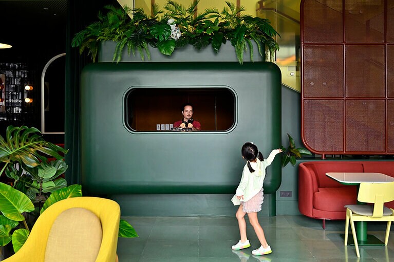 音楽ディレクターがBGMを選曲。レセプションフロアの「ザ・パーラー」にはDJブースも。