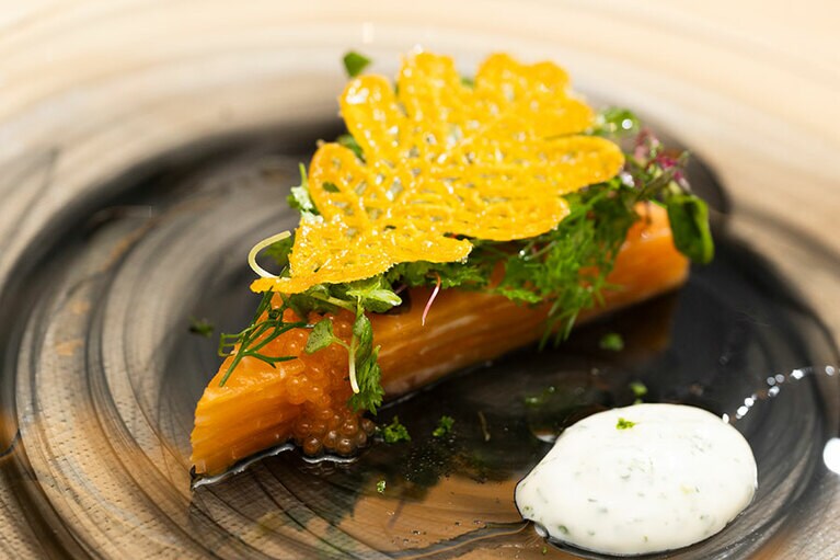 前菜はバターナッツとマスにすだちのエスプーマを添えたひと皿。