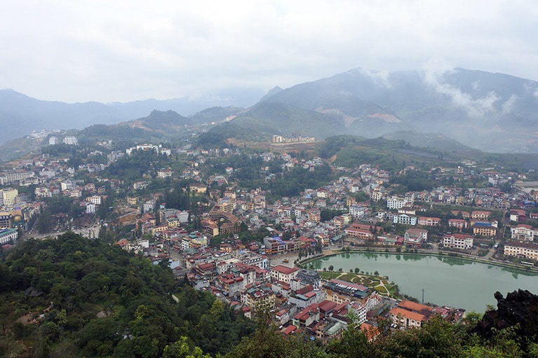 ハムロンの丘から見下ろす、パステルカラーのサパの町。