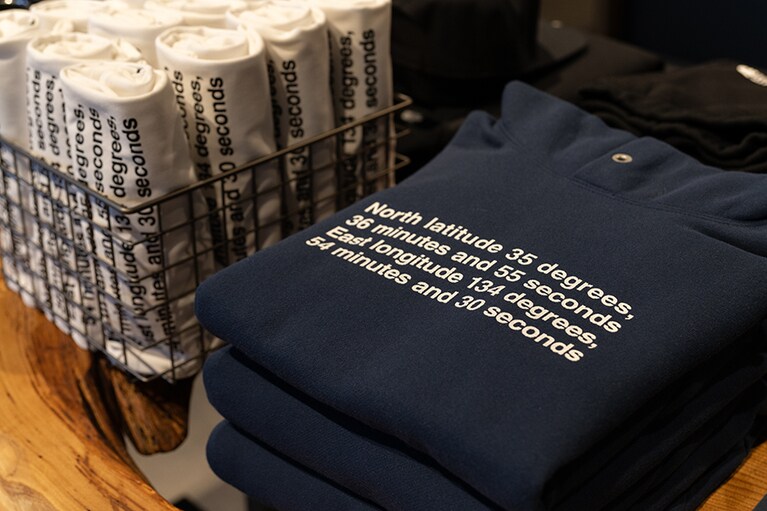 「ザ・ノース・フェイス 京丹後」でしか購入できない限定アイテムも。フロントに描かれているのは「北緯35度36分55秒 東経134度54分30秒」。ショップの座標を表している。