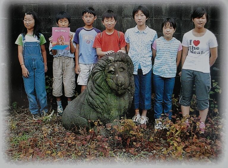 柳瀬医院跡地に残されていたライオンの石像をクラスの皆で見に行った