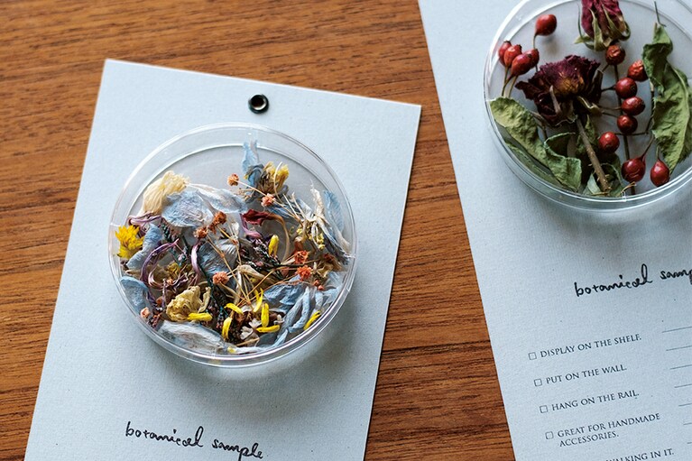 デルフィニウム、ジプソフィラ、カーネーション、スプレーバラ、ワイルドローズなど。 各1,650円。