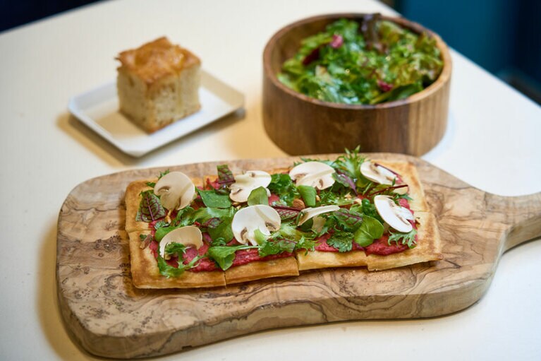 「ビーツフムスの薄焼ピザ ランチセット」1,760円。