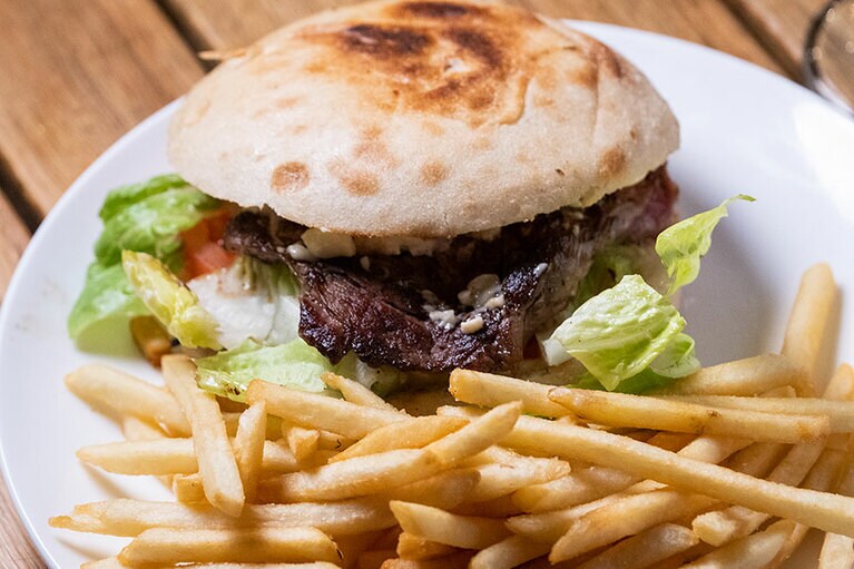 バーガーなどの軽食もある。