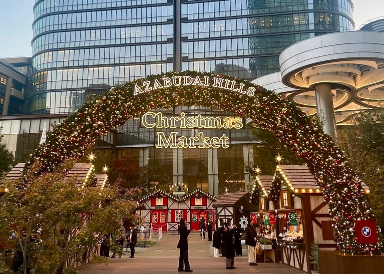 クリスマスマーケットのエントランス。きらめくアーチをくぐると、本場さながらのヒュッテが立ち並びます。