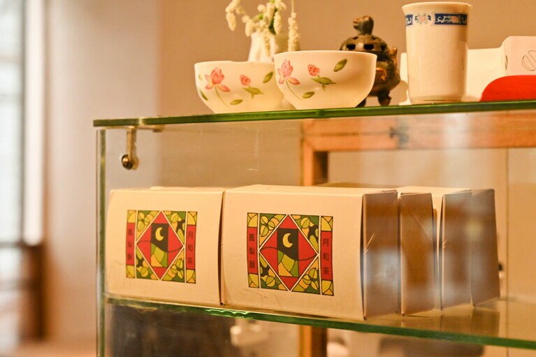 手作りパイナップルケーキも。箱も可愛い。